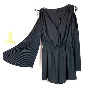 Ark & Co pleated sleeve cold shoulder romper EUC